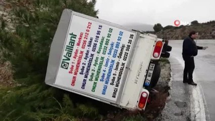Kuşadası'nda Virajı Alamayan Kamyonet Devrildi: 1 Yaralı