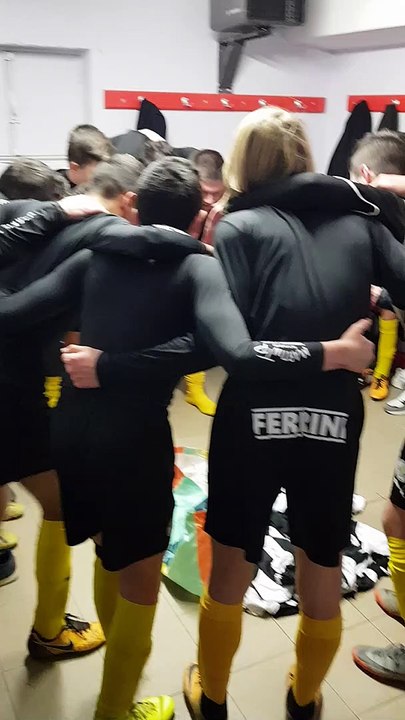 La joie dans les vestiaires des U17 après leur...