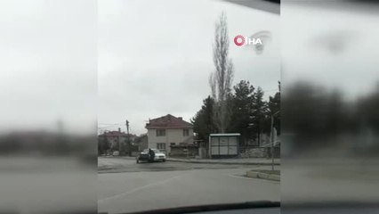 Römork Traktörden Ayrıldı, Tutmak İsterken Diğer Otomobille Römork Arasına Sıkışıyordu.