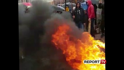 Protesta për 'Bulevardin e Ri'/ Banorët e 'Bregut të Lumit' me lopata në duar, djegin goma