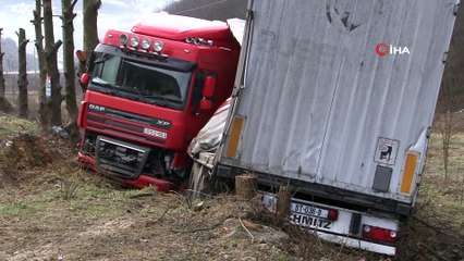 Yabancı plakalı tır yoldan çıkarak ikiye katlandı