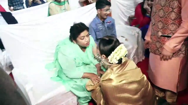 Rekha Shows Respect To Choreographer Saroj Khan