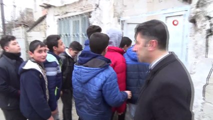 Soğuk havada ayağında terlikle el arabasında kardeşini taşıyan Hacı dede ve İmmihan nineye öğrencilerden anlamlı yardım