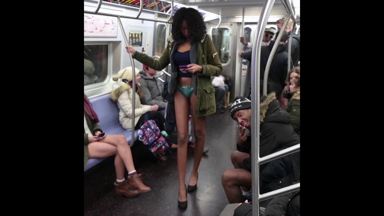 Les New-Yorkais sans pantalon dans le métro pour le "No Pants Subway Ride"