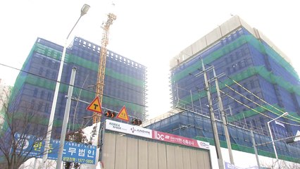 공사장에서 건설 자재 떨어져 2명 숨져 / YTN