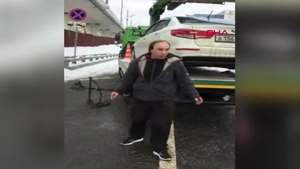 Dha Dış - Çekiciyi Taksiyle Takip Etti, Aracını Böyle İndirdi