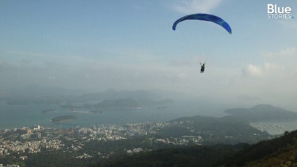 Ces parapentistes cherchent à s'élever au dessus de la jungle urbaine hongkongaise