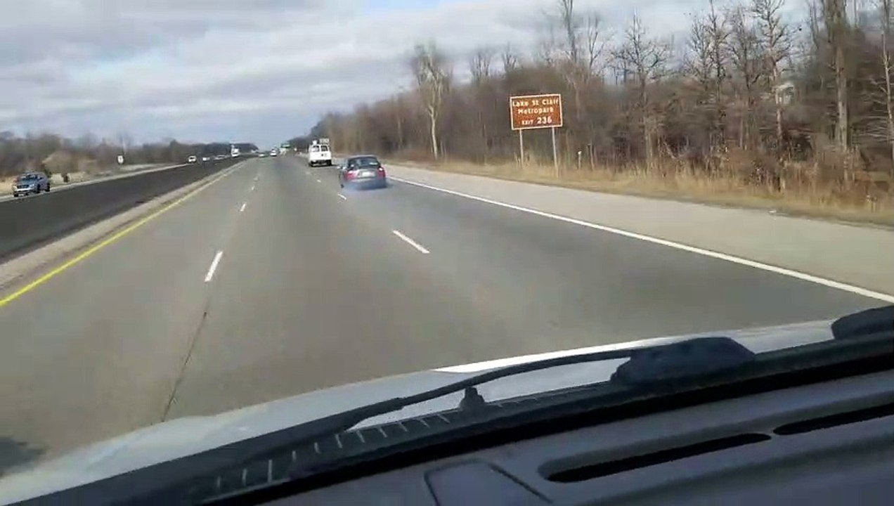 Une roue de voiture se fragmente sur autoroute