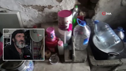 Çöp Konteynerlerinden Topladığı Ekmeklerle Karnını Doyuruyor