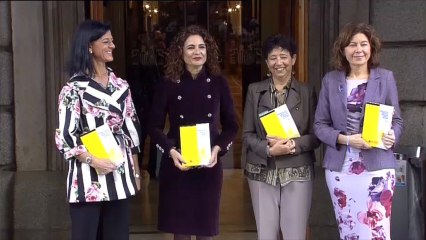La ministra de Hacienda entrega en el Congreso los Presupuestos para 2019
