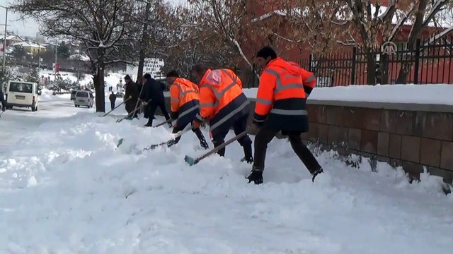Ahlat'ta kar temizleme çalışmaları sürüyor - BİTLİS