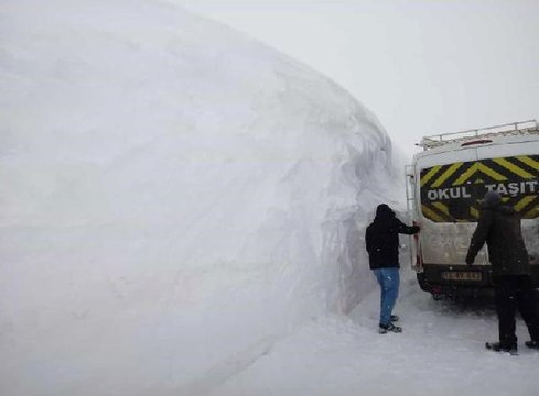 Kar Yağışının Esir Aldığı Karlıova'da Öğrenciler 18 Günlük Tatilin Ardından Ders Başı yaptı