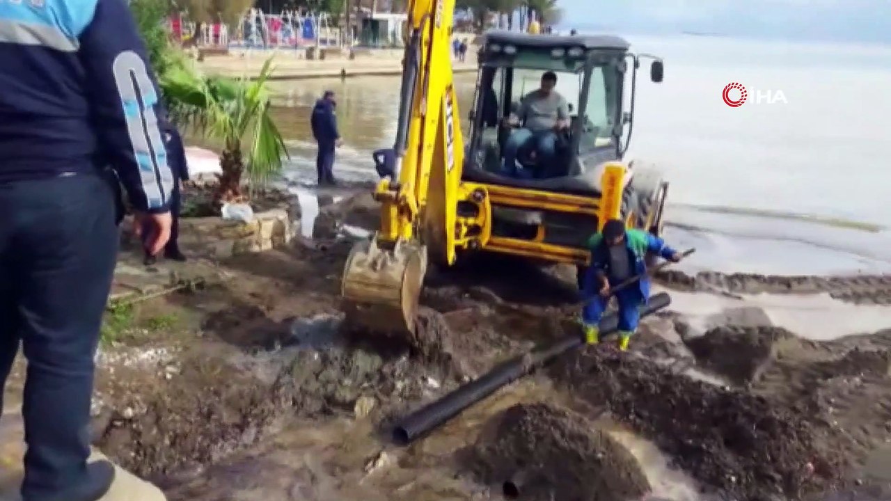 Okulun yakıt tankından sızan fuel oil yağmurla birlikte denize ulaştı