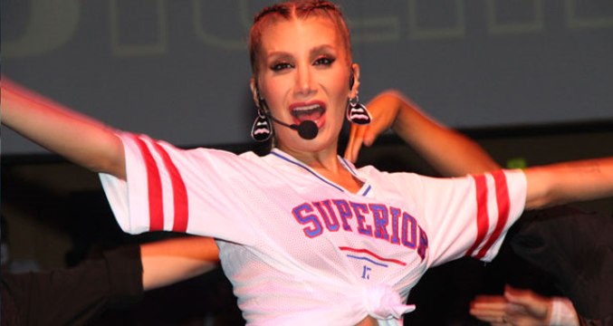 İhanet Haberleriyle Gündeme Gelen İrem Derici, Yeni Sevgilisiyle Sarmaş Dolaş Poz Verdi