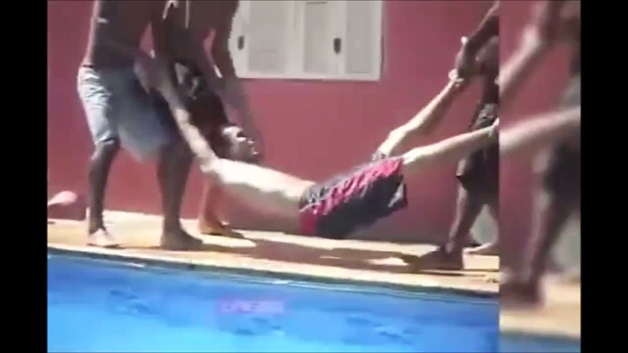 Ils veulent lancer leur pote dans la piscine mais lui cassent le dos...