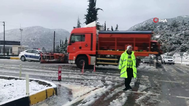 Antalya-Konya kara yolunda ulaşım kar yağışı nedeniyle güçlükle sağlanıyor