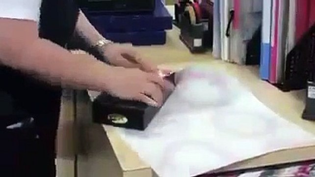 Voici comment parfaitement emballer un cadeau de Noël en moins de 15 secondes !