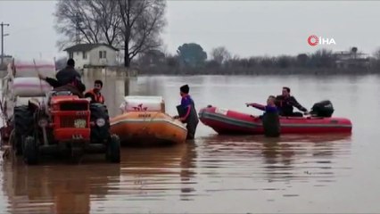 Manisa’da yaşanan su baskınları sonrası çiftçiler bağ evlerindeki hayvanlarını kurtarmaya çalışıyor