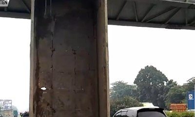 Bak Truk Tersangkut Jembatan, Tol Tangerang-Merak Sempat Macet