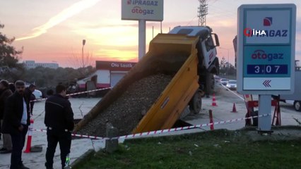 Akaryakıt istasyonunda beton yarıldı, kamyon içine girdi