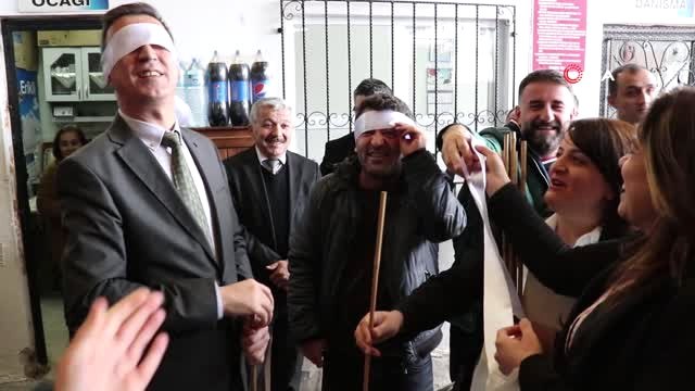 Görme Engellileri Anlamak İçin Gözlerini Kapatıp Yürüdüler