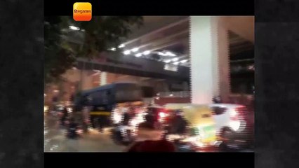 मेट्रो स्टेशन के नीचे सड़क कई फुट नीचे तक धंसी, गड्ढे में समा गए कार-ऑटो