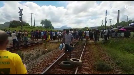 Protesto de pescadores fecha linha de trem em Baixo Guandu