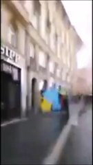 Strasbourg : deux fourgons de police remontent la rue du 22-Novembre à vive allure pendant l'acte IX des gilets jaunes