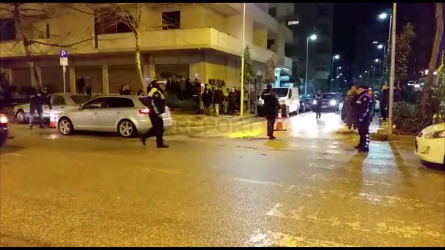 Report Tv-Atentat me armë zjarri drejt një makine në Vlorë, 2 të plagosur