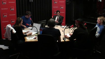 Contre les SDF, vive le mobilier urbain - Le Sketch avec Christian Page