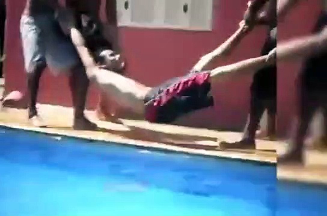 Ils se ratent en voulant balancer leur pote dans la piscine !