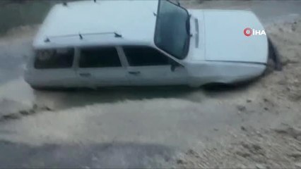 Su Borusu Patladı, Otomobil Yolda Oluşan Dev Çukura Düştü