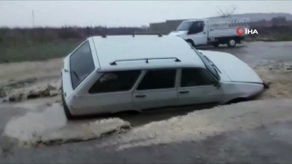 Su borusu patladı, otomobil yolda oluşan dev çukura düştü
