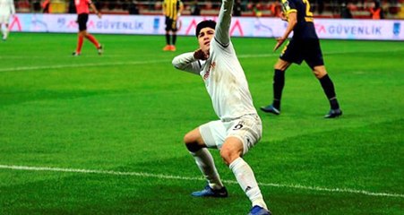 Güven Yalçın Yeni İmajıyla Ryan Babel'i Aratmadı