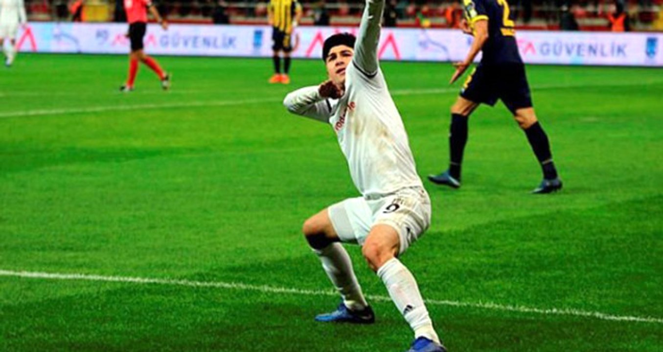 Güven Yalçın Yeni İmajıyla Ryan Babel'i Aratmadı