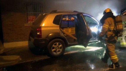 주택가 도로에 주차된 차량에 화재 / YTN