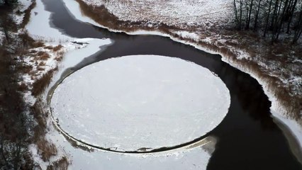 Ce cercle de glace géant tourne sur lui-même dans une rivière !