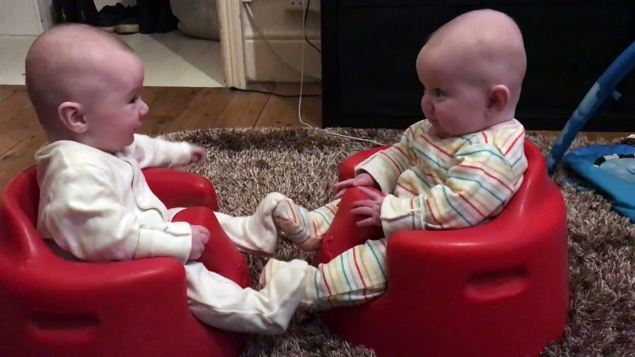 Discussion impressionnante entre.. 2 bébés face à face !