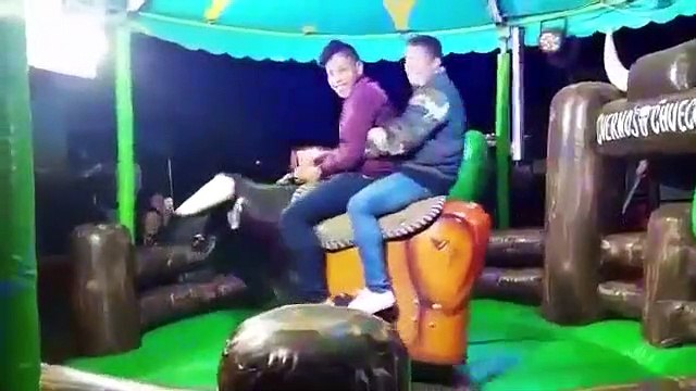 Ce moment hilarant où 2 Hommes font du taureau mécanique