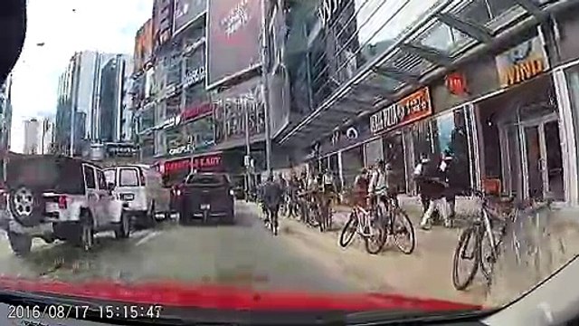 Un coursier à vélo trop pressé se prend une grosse gamelle