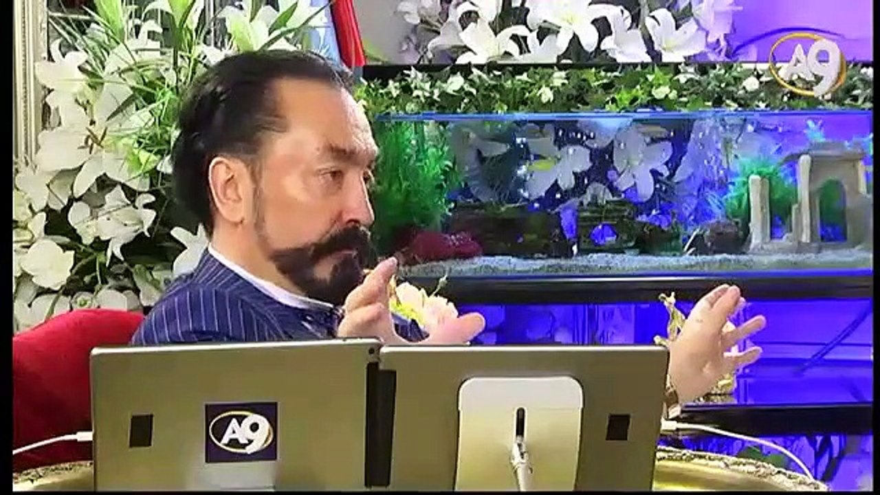 Hz. Mehdi sağında Cebrail, solunda Mikail ayrıca kalabalık bir melek ordusuyla dolaşmaktadır