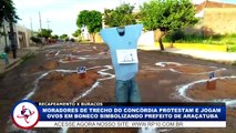 Moradores protestam e jogam ovos em boneco simbolizando prefeito de Araçatuba