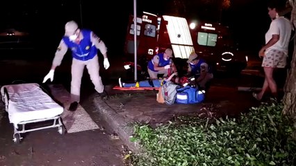 Motociclista fica ferida ao ser atingida na traseira por carro