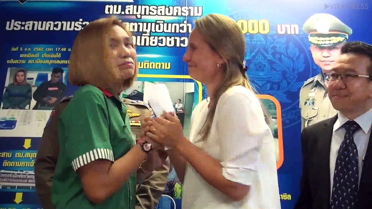 Honest Shop Assistant Becomes 'Life-Long Friends'  With Tourist After Returning Her Lost Cash