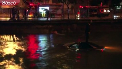 Kanala düşen otomobilin üzerinde çaresizce kurtarılmayı bekledi