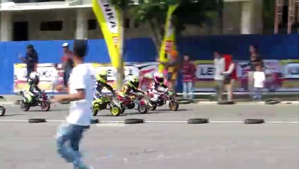 Amazing video of little heavy bike motorcycle riding competition on track...