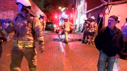 Üsküdar’da yangın 2 çocuğu itfaiye kurtardı