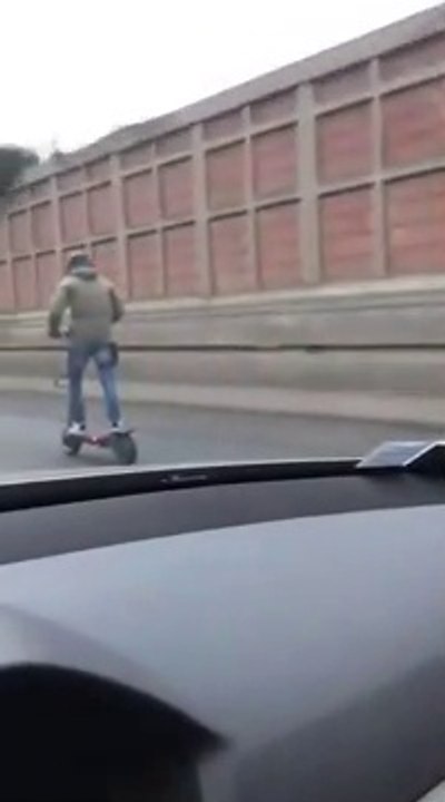 Il fait de la trottinette à 85 km/h sur l'autoroute A86 en Seine Saint Denis