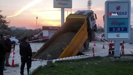 Beton Yarıldı, Kamyon İçine Girdi!