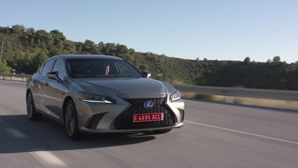The new Lexus ES 300h Trailer